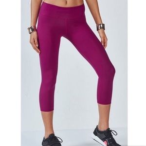 Zella magenta pink purple cropped Capri leggings